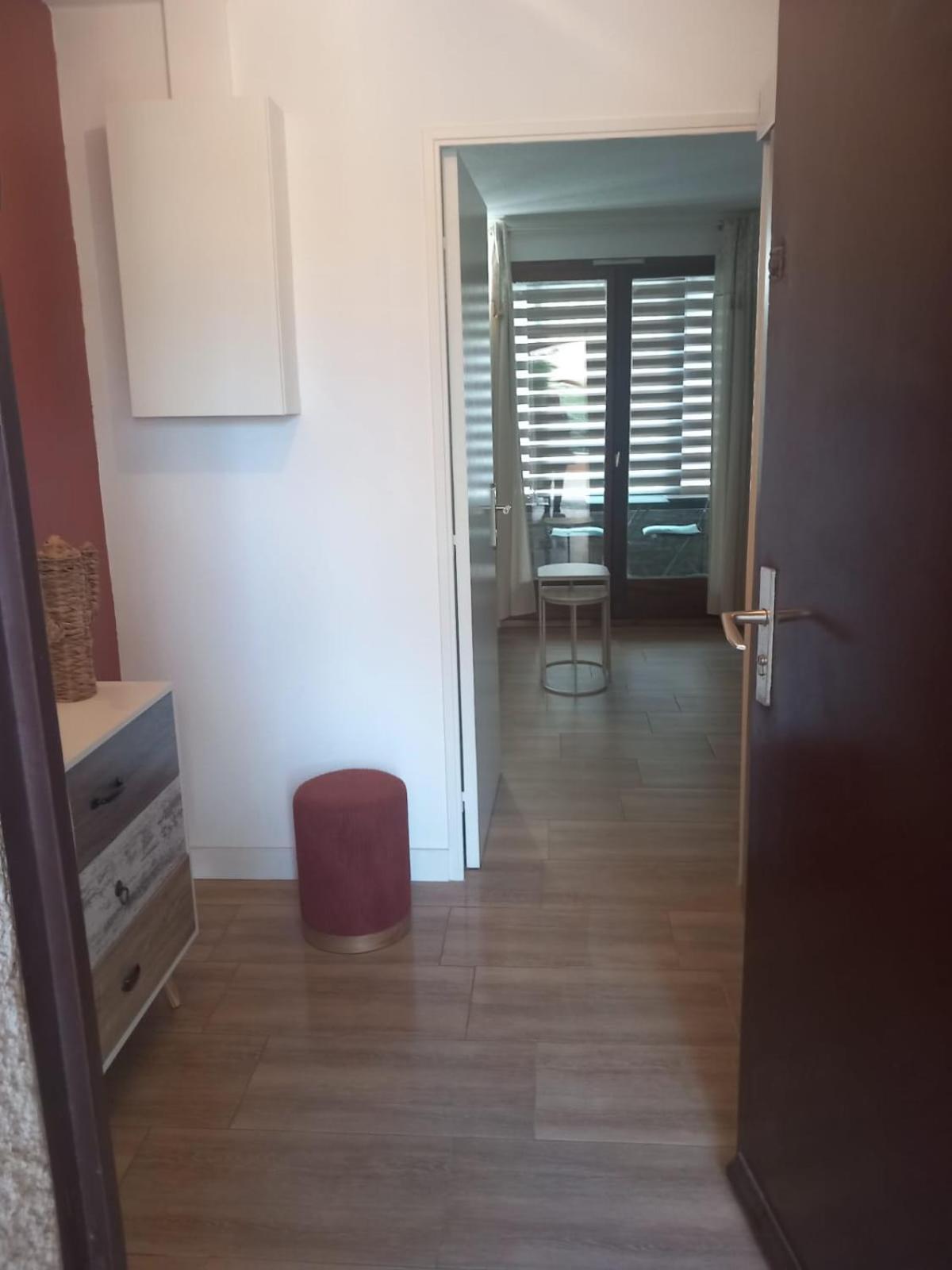 Climatise, Place De Parking A La Faviere Appartement